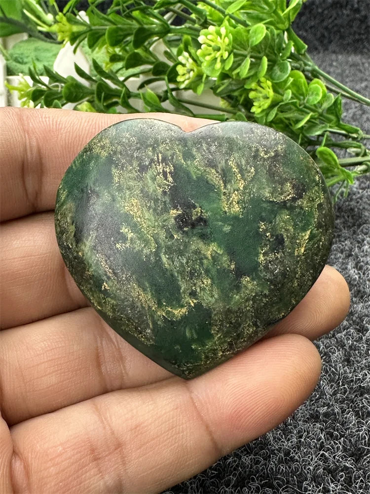 Natural Green Emerald Heart-Shaped Crystal Stone Love Carving Exquisite Palm Playing Stone Meditation Spiritual Energy Healing A